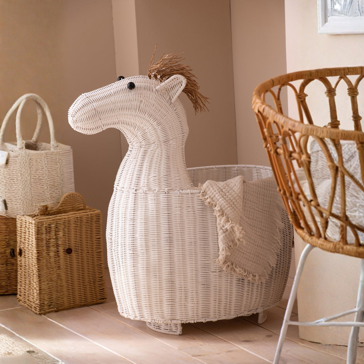 Plastic Horse Basket White J-Line