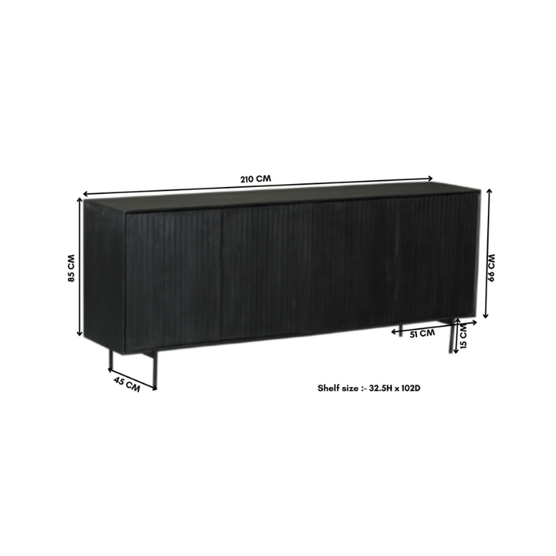 Zwart dressoir Madison met een geopende deur en zicht op de legplank binnenin