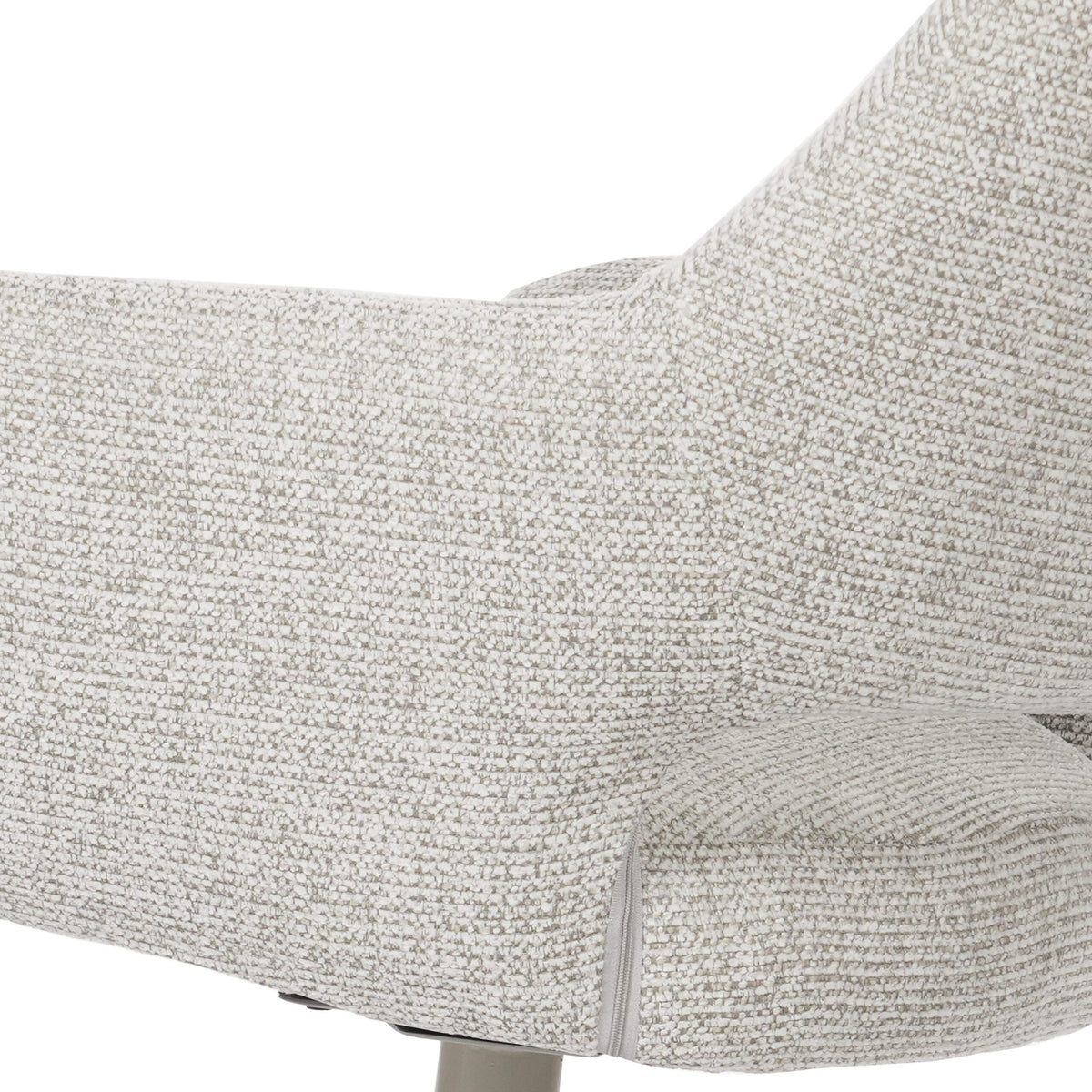 Eetkamerstoel Lux van Starfurn in beige, zicht op de naadafwerking van de rugleuning