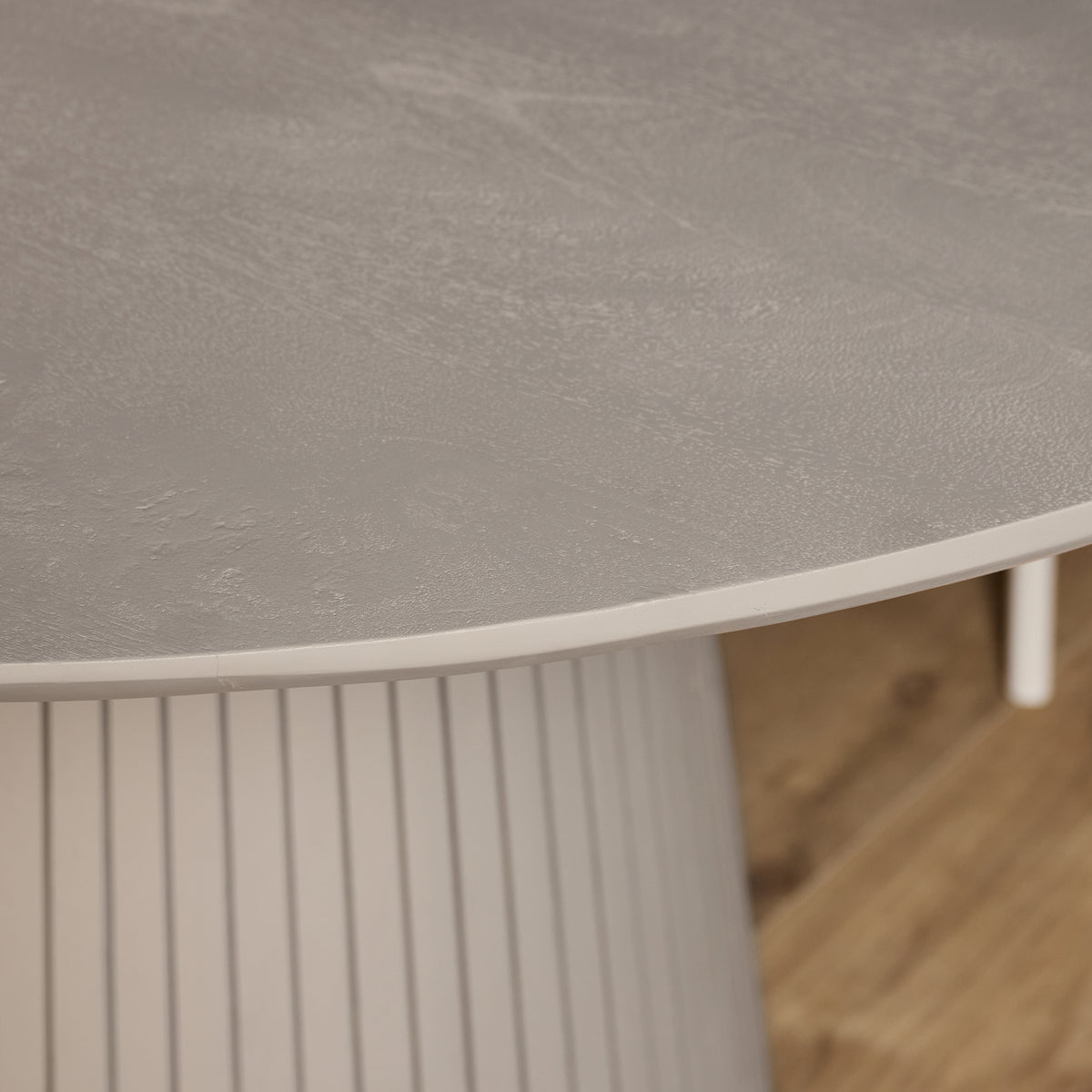 Rond blad van de Eettafel Solana in mangohout taupe, 150 cm in doorsnee