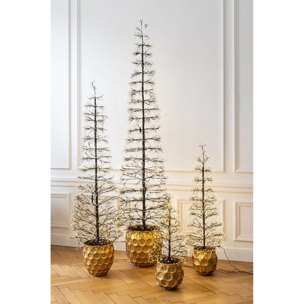 Kerstboom Led Warm Witte Lichten Ijzer Zwart Extra Large H240cm van J-Line, met de decoratie in beeld
