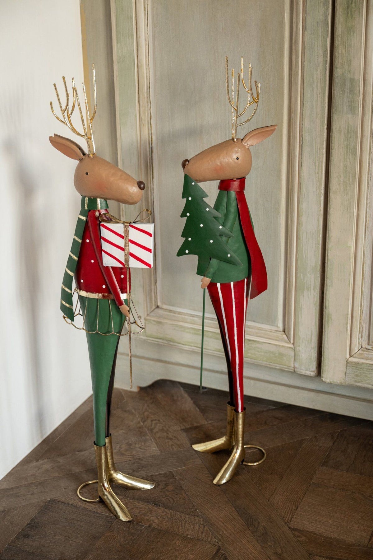 Reindeer with Christmas Tree and Gift Metal Red/Dark Green Assortment of 2 J-Line