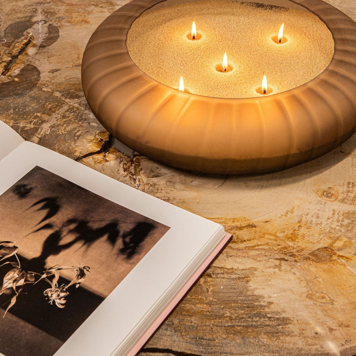 Taly Koffietafel Large van PTMD, tafelblad met kaarsenschaal en fotoboek van dichtbij