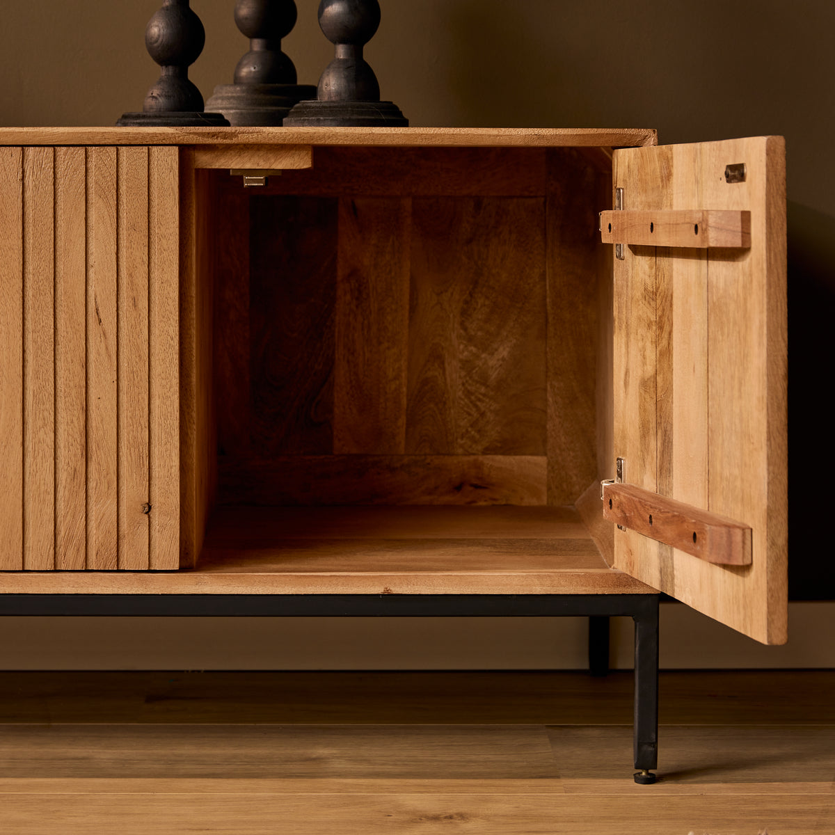 Tv meubel Madison 165cm van Starfurn detail van het verticale lattenpatroon op de deuren