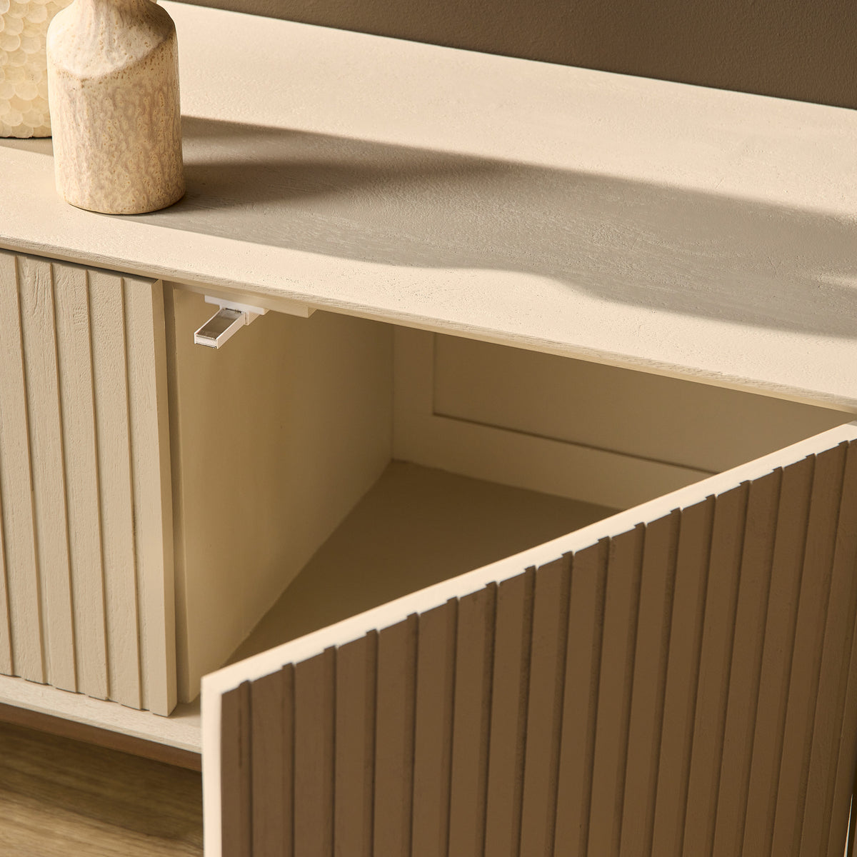 Tv meubel Madison Zand met verticaal lattenpatroon op de deuren en bronzen metalen frame