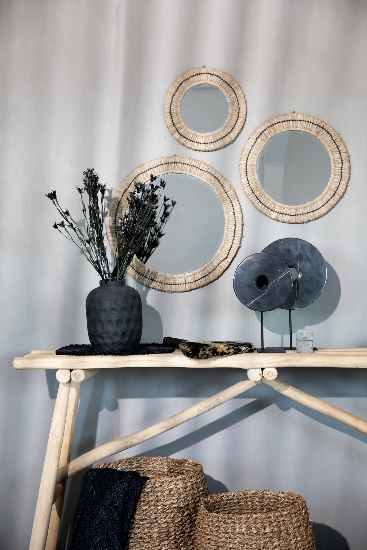 The Marble Disc On Stand Black Large Bazar Bizar