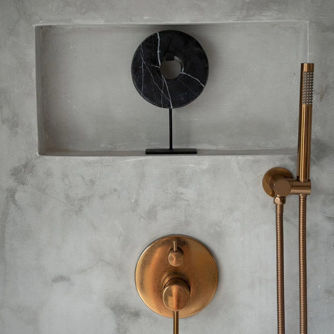 The Marble Disc on Stand - Black - S Bazar Bizar