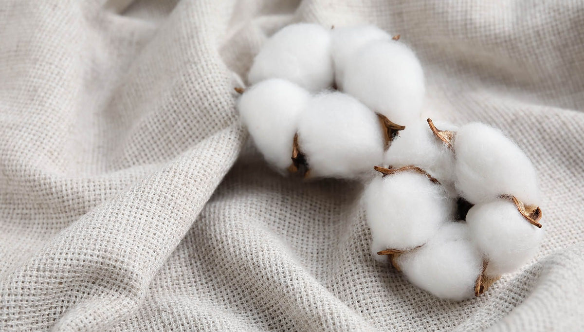 Katoenen stof met zachte, ademende structuur in neutrale tinten, geschikt voor kussens, gordijnen, bekleding en textielaccessoires