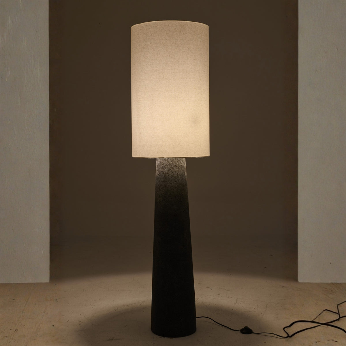 Floor lamp Ava Fiberglass Black/White Large J-Line