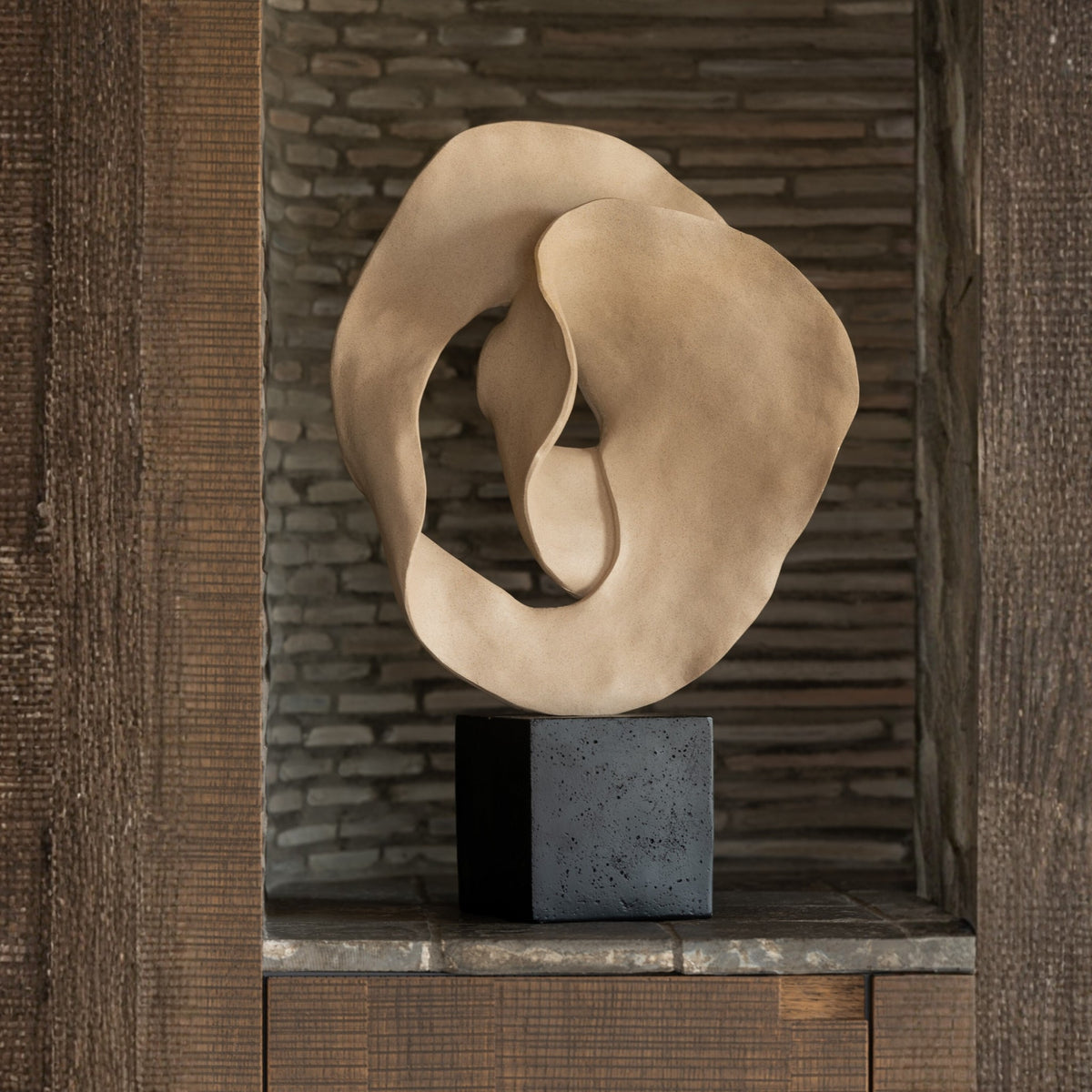 Abstract Decor on Plinth Resin Beige/Black J-Line