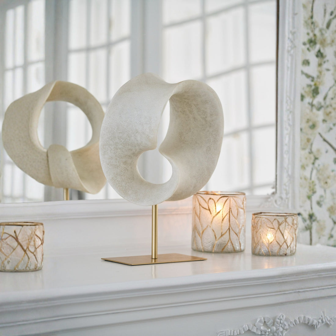 Abstract Decoration Resin White/Gold Large J-Line