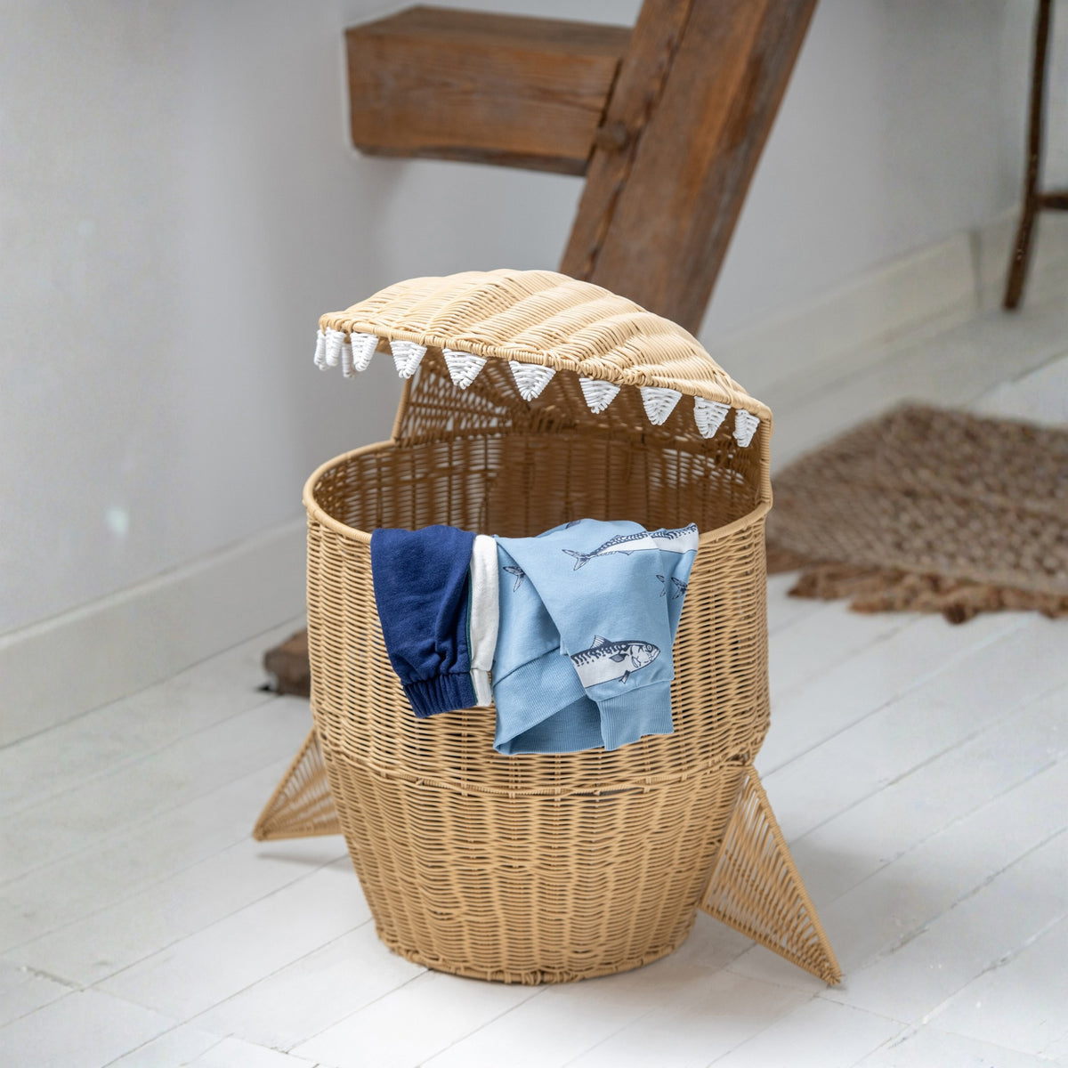 Natural Plastic Shark Basket J-Line