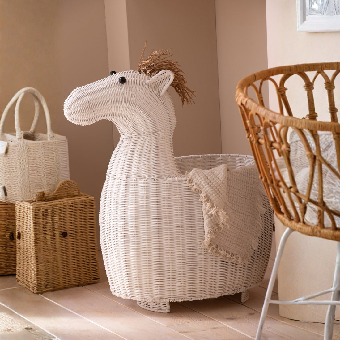 Plastic Horse Basket White J-Line