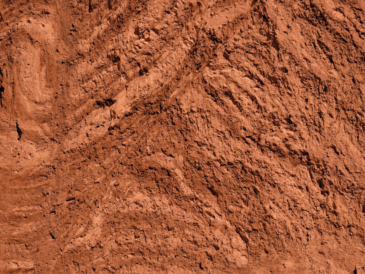 Terracotta met warme roodbruine kleur en matte textuur, gebruikt voor bloempotten, servies en decoratieve accenten in huis en tuin
