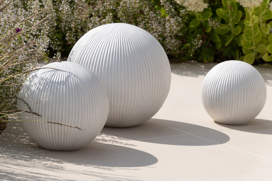 Bal Deco Klei Wit Small 24.5x24.5x22.5cm - Buiten-divers - J-Line - livinglovely.nl