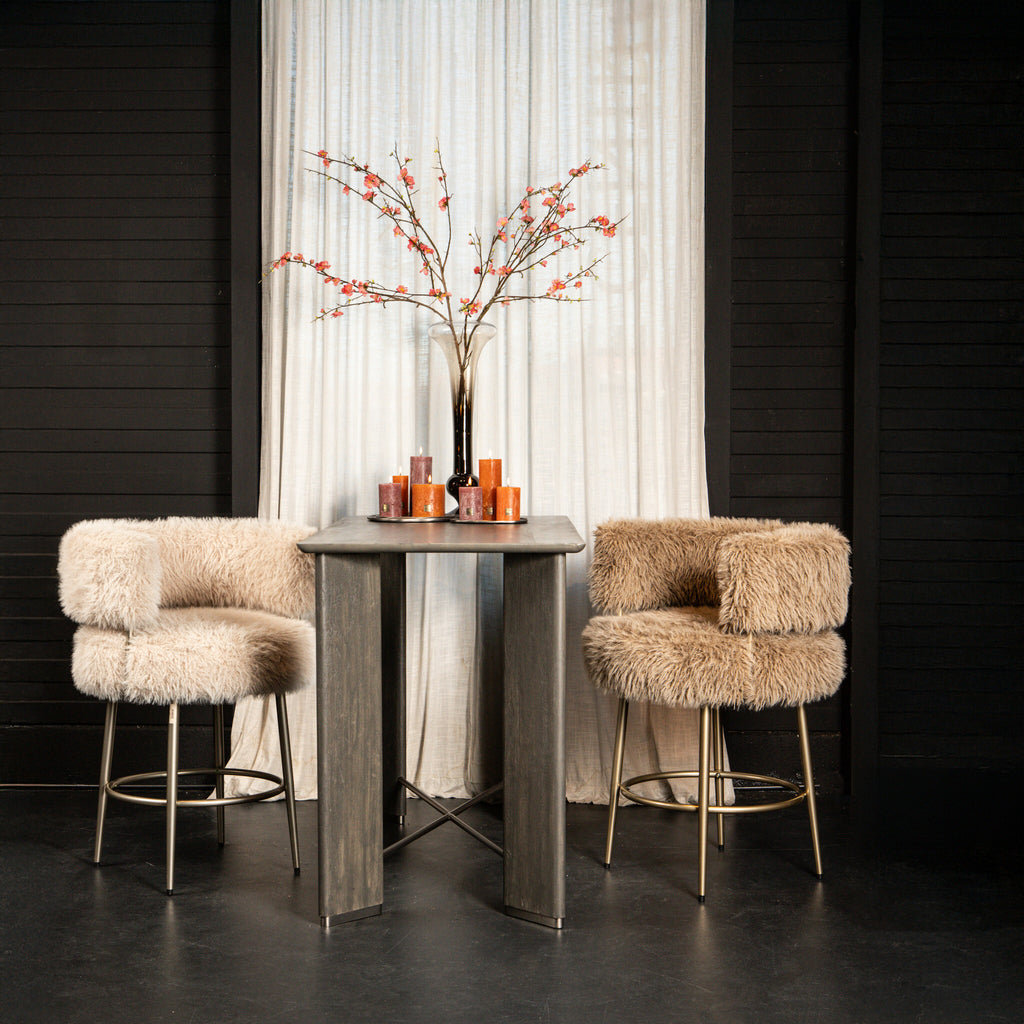 Twee bruine Hair barstoelen van PTMD naast elkaar aan de bar