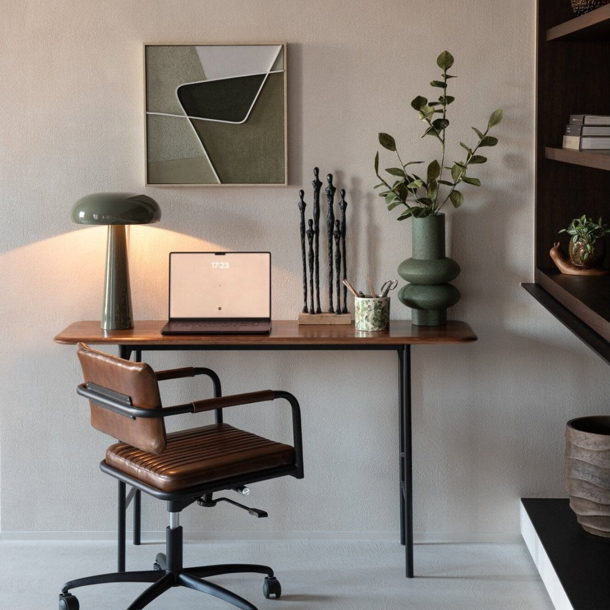 Detailfoto van het beeld mensen op sokkel van J-Line in naturel en zwart