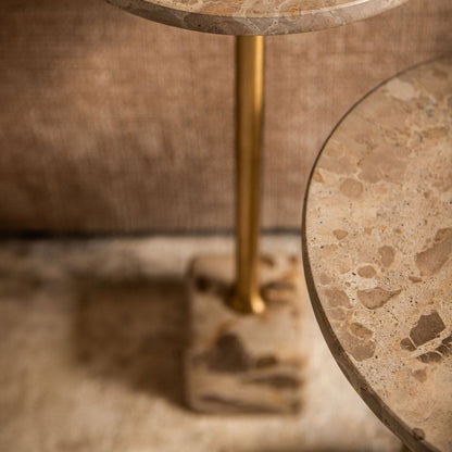Detail van de Ebe bijzettafel van PTMD, marmeren voet en blad met goudkleurige stang
