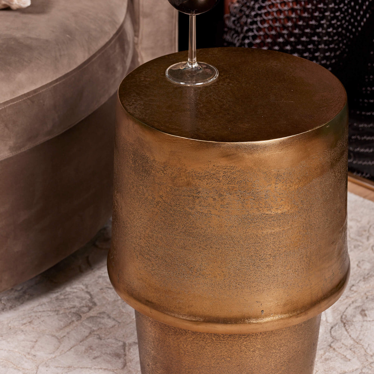 Detail van de glanzende gouden finish op het aluminium van de Bijzettafel Glamor 30cm