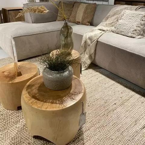 Bijzettafel Puro large van suar hout in een naturel interieur