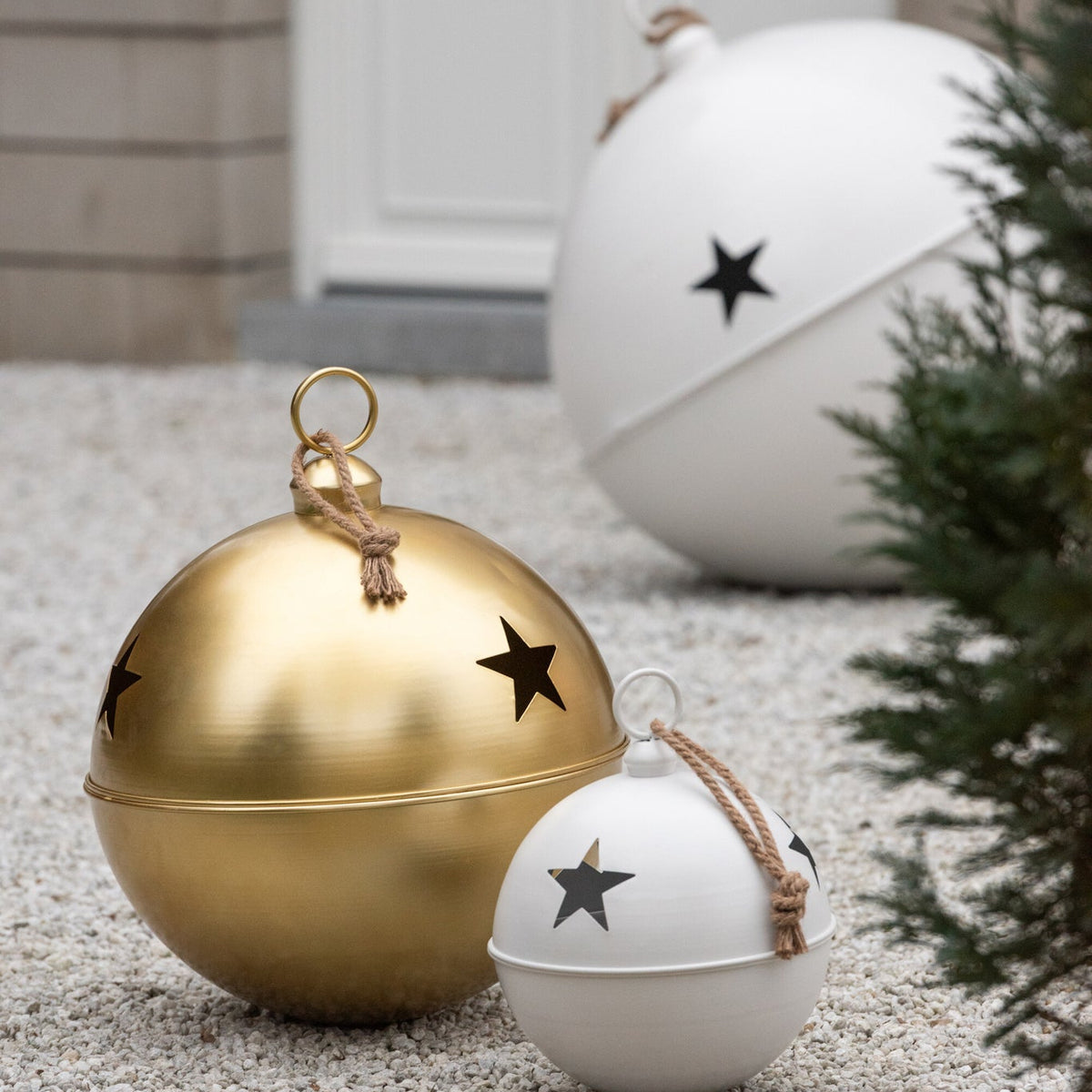 Christmas Bauble Mat Ball Iron White Large - - J-Line - livinglovely.nl