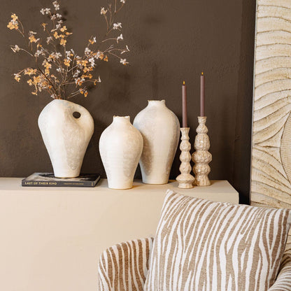 Dangelo Vaas Wit Onregelmatig Hoog Small van PTMD in een sfeervolle interieursetting