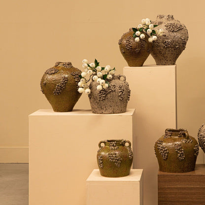 Deisy Beige Ceramic Jar Shaped Vase Rough Coral M van PTMD, beige keramische vaas in een sfeervolle interieursetting