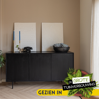 Zwart dressoir Madison met metalen frame en verticaal ribbelfront