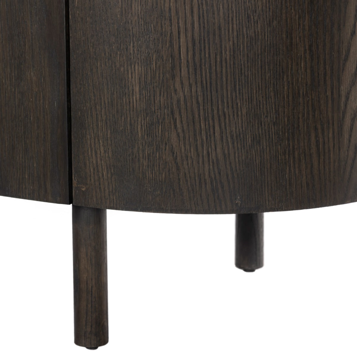 Close-up van de ronde poten van het Tobago dressoir in espresso bruin