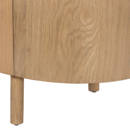 Close-up van de ronde poten van het Tobago dressoir in naturel eiken