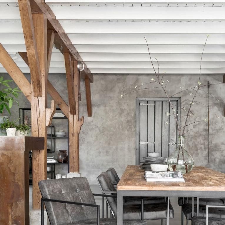 Houten eettafel Tracks 225cm met zwart metalen frame sfeerbeeld