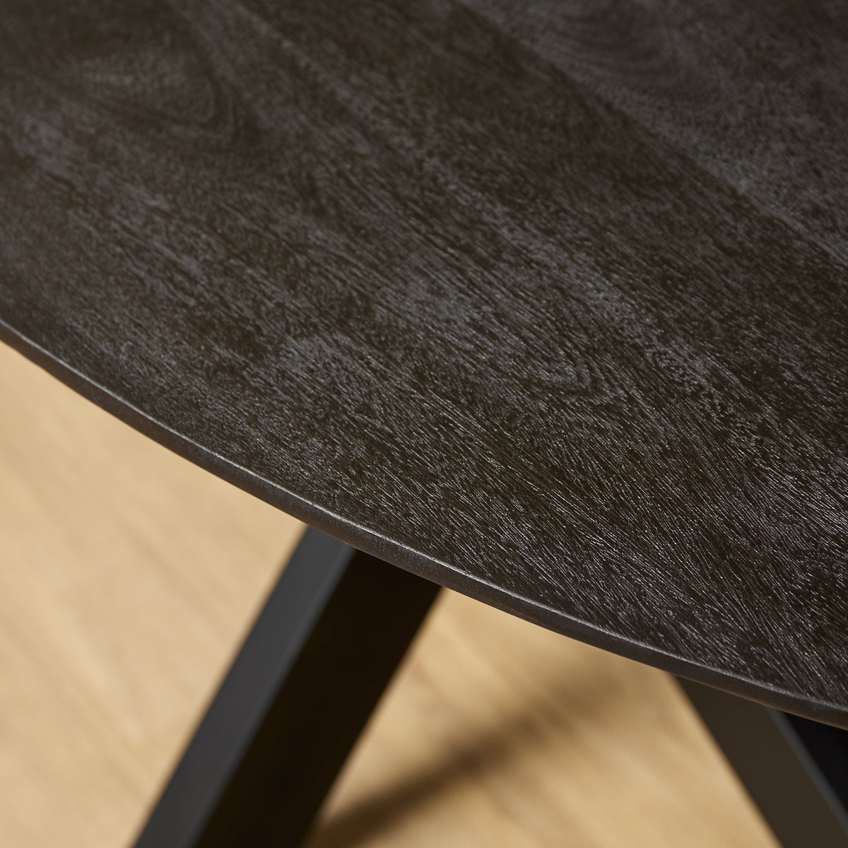 Zijaanzicht van de zwarte eettafel Brandy 180 cm van Starfurn