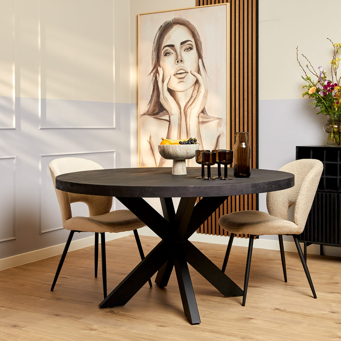 Eettafel Denver Mangohout Zwart Rond 130cm van Starfurn, ronde zwarte eettafel van massief mangohout op metalen matrixpoot