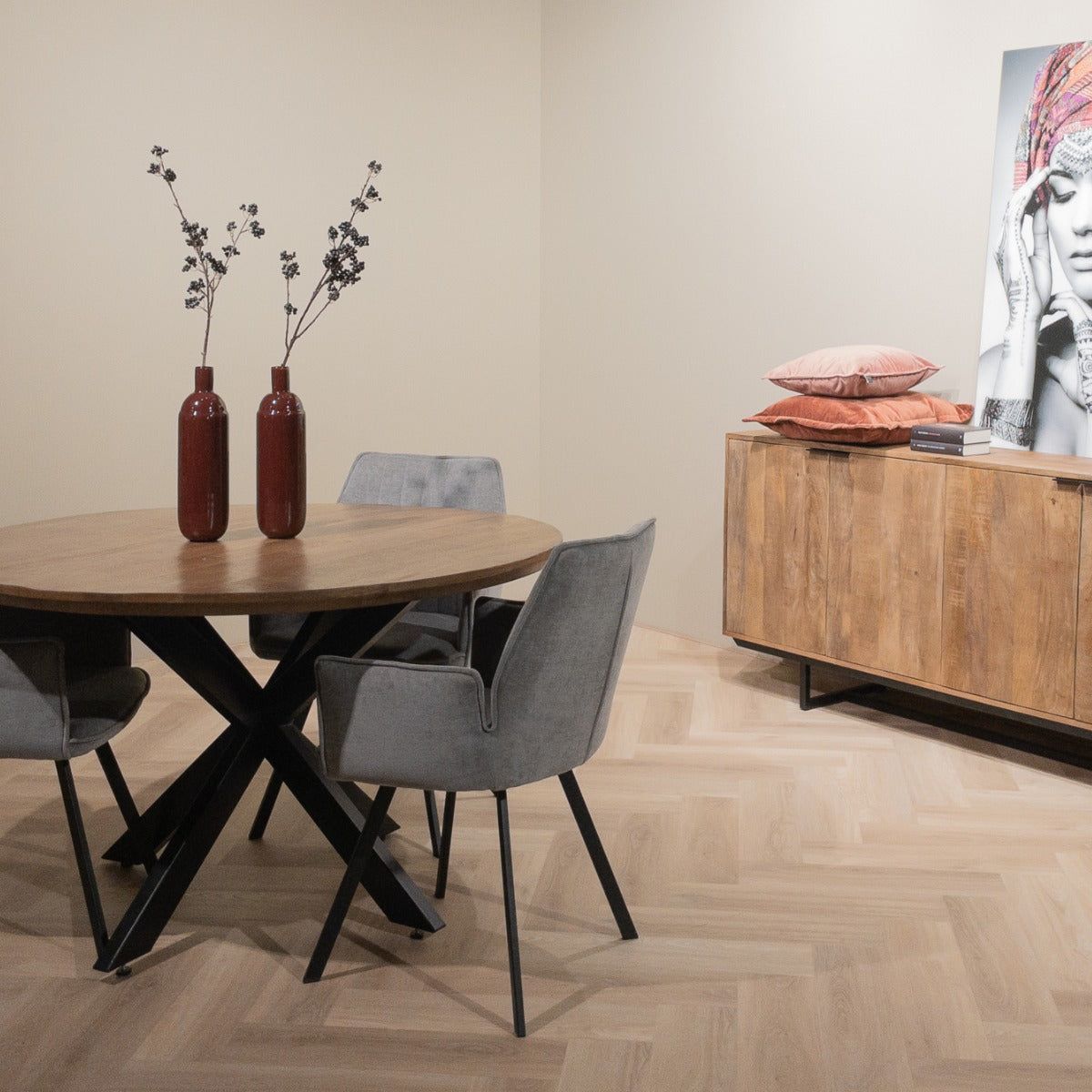 Eettafel Jesper Pecan Ø130cm in een eetkamer