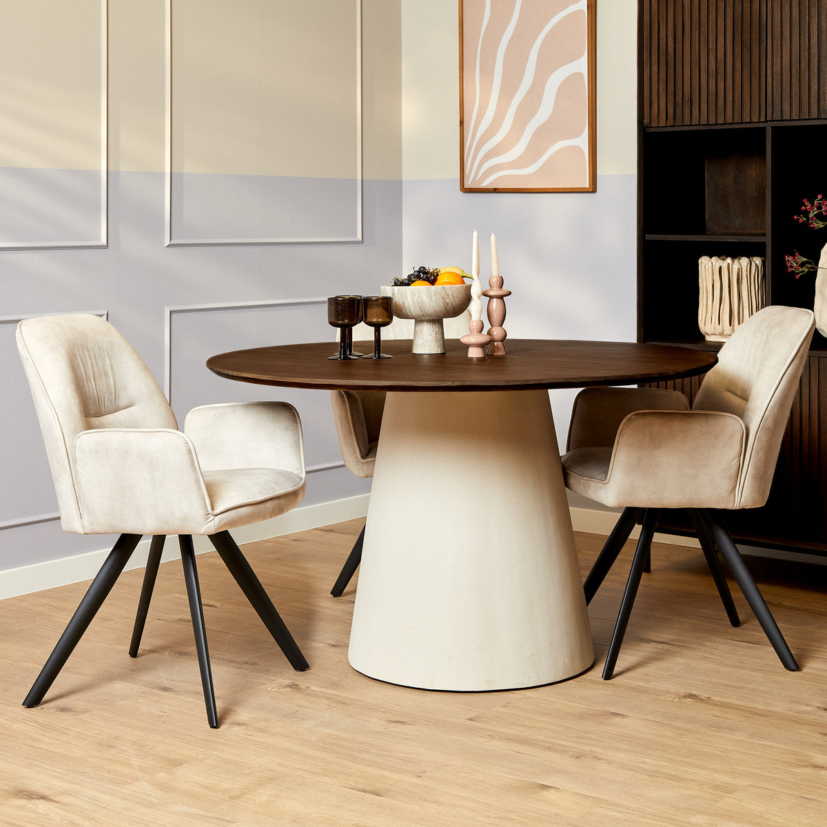 Ronde eettafel Madison 150cm van Starfurn volledig in bruin mangohout met brede houten middenpoot