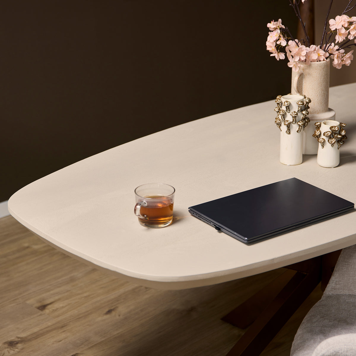 Eettafel Madison Zand van Starfurn van bovenaf met de zachte Deens ovale vorm