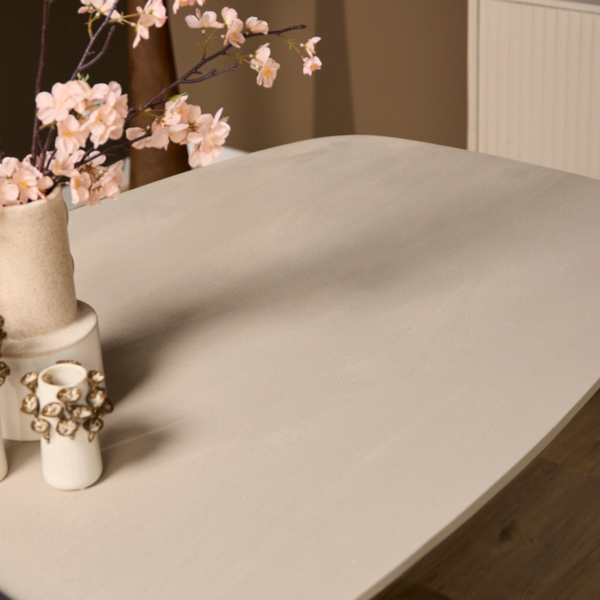 Eettafel Madison Zand van Starfurn recht van voren met de centrale poot in bronzen finish