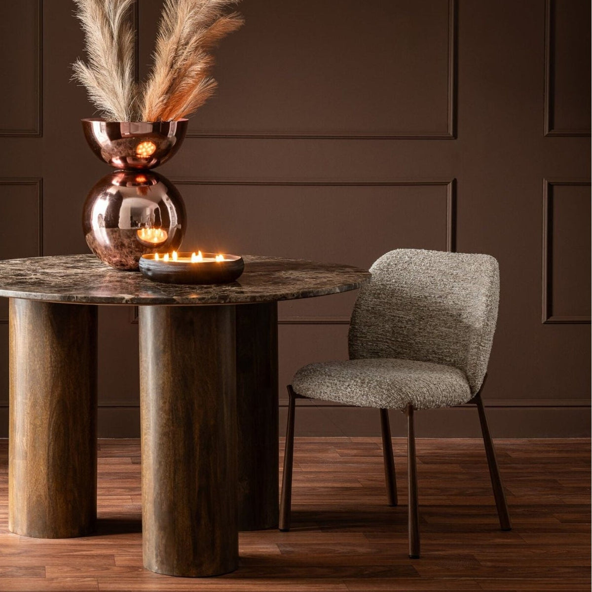 Eettafel Rond Marmer Bruin van J-Line in een eetkamer met stoel en vaas met droogbloemen