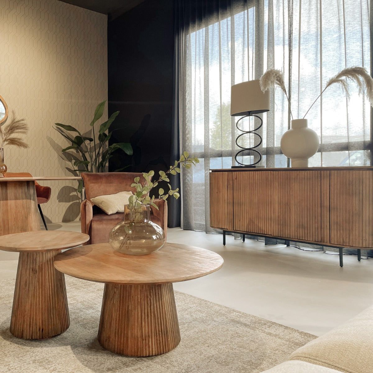 Salvator eettafel met bijpassende salontafels en dressoir in een showroom