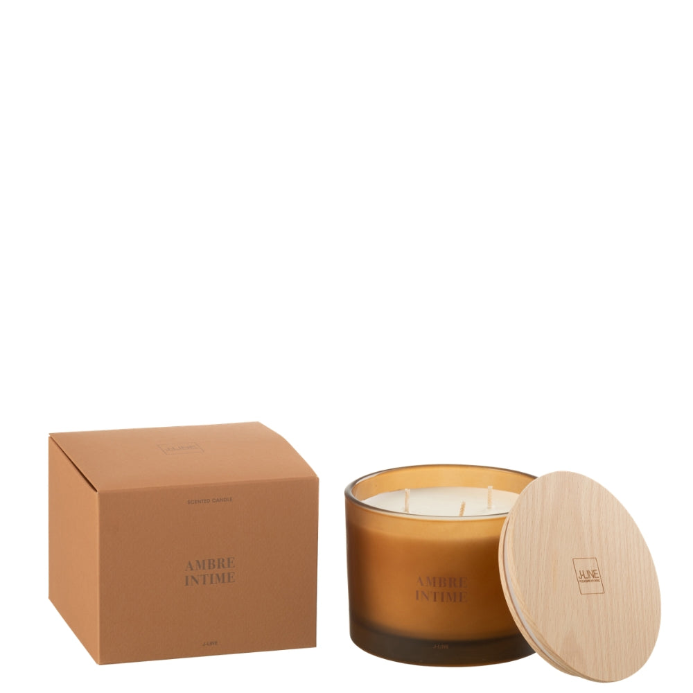 Geurkaars Accords Essentiels Ambre Intime 28 Uur van J-Line, okerkleurige glazen pot met houten deksel naast de geschenkdoos
