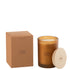 Geurkaars Accords Essentiels Ambre Intime 38 Uur van J-Line, okerkleurige glazen pot met houten deksel naast de geschenkdoos