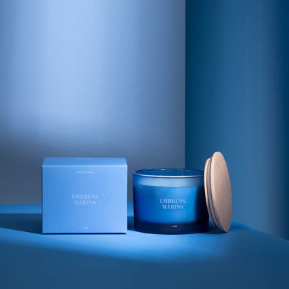 Geurkaars Accords Essentiels Embruns Marins 28 Uur van J-Line met bijpassende doos in een sfeervolle blauwe setting