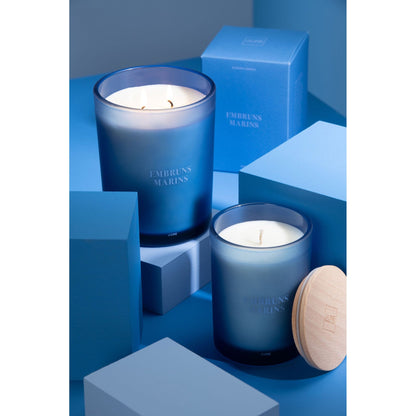 Geurkaars Accords Essentiels Embruns Marins 52 Uur van J-Line op decoratieve blokken in een warme sfeerfoto