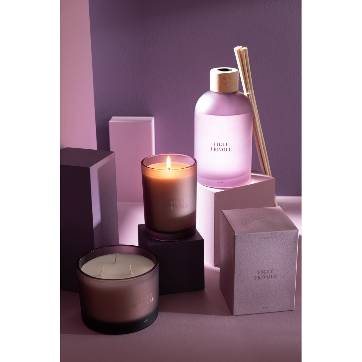 Geurkaars en geurstokjes Accords Essentiels Figue Frivole van J-Line samen gestyled