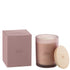 Geurkaars Accords Essentiels Figue Frivole 52 Uur van J-Line, paarse glazen pot met houten deksel naast de geschenkdoos