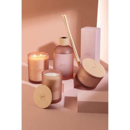 Geurkaars Accords Essentiels Rose Rêveuse 28 Uur van J-Line samen met bijpassende geurstokjes uit de Rose Rêveuse lijn