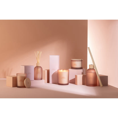 Complete Accords Essentiels Rose Rêveuse collectie van J-Line met geurkaarsen en geurstokjes