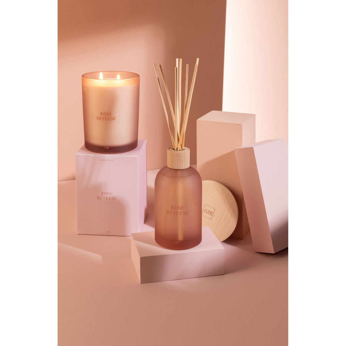 Geurkaars en geurstokjes Accords Essentiels Rose Rêveuse van J-Line samen gestyled