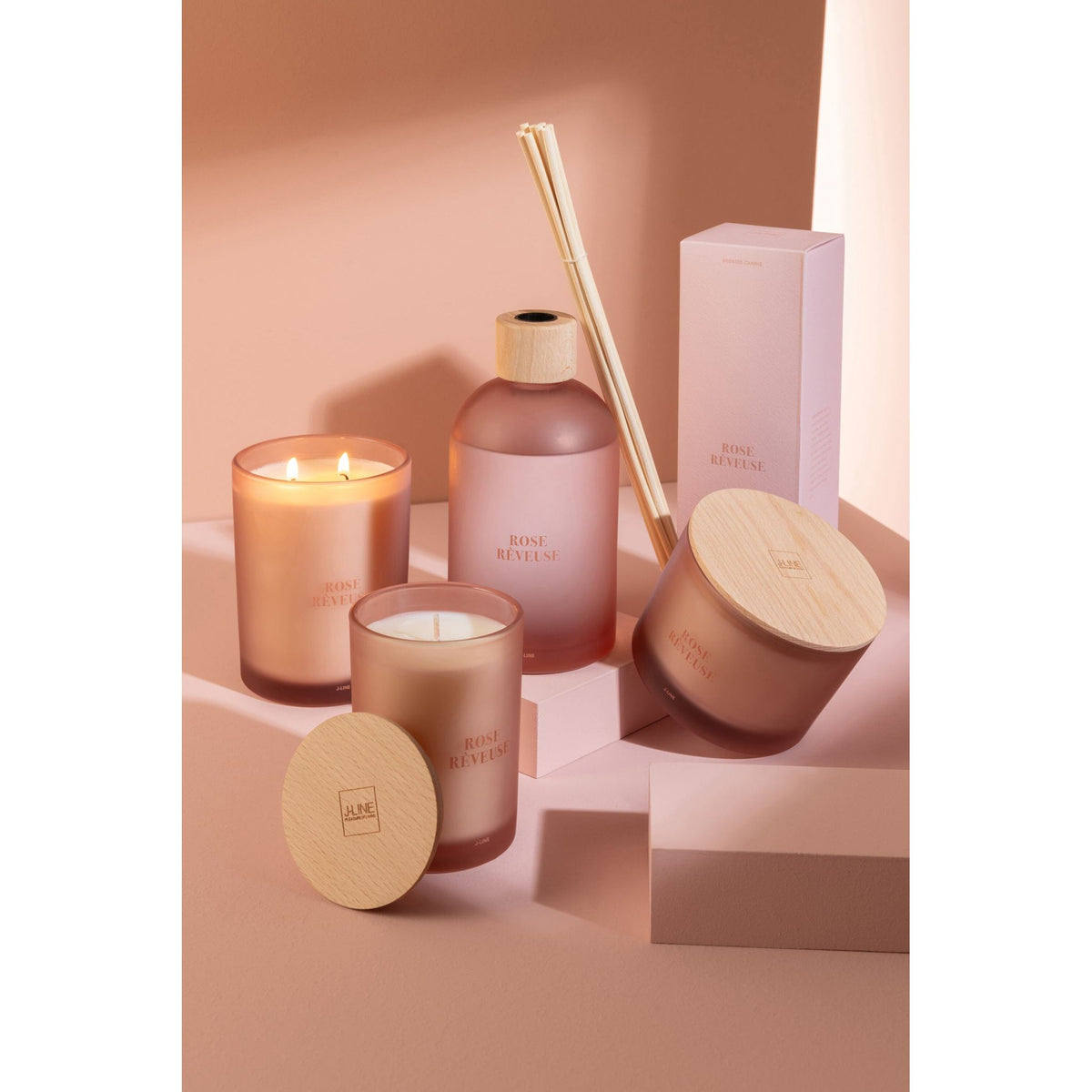 Geurkaars en geurstokjes Accords Essentiels Rose Rêveuse van J-Line samen gestyled