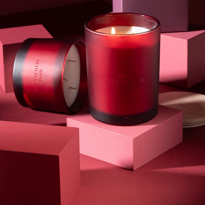 Geurkaars Accords Essentiels Rose Séduisante 52 Uur van J-Line op decoratieve blokken in een warme sfeerfoto
